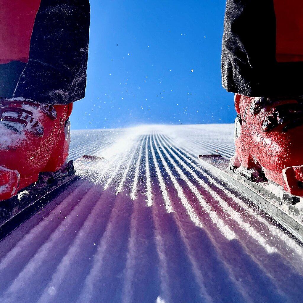 <p>Skifahrer auf frisch präparierter Piste</p>