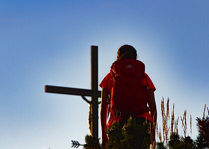 <p>Wanderer am Gipfelkreuz des Unterberghorn</p>